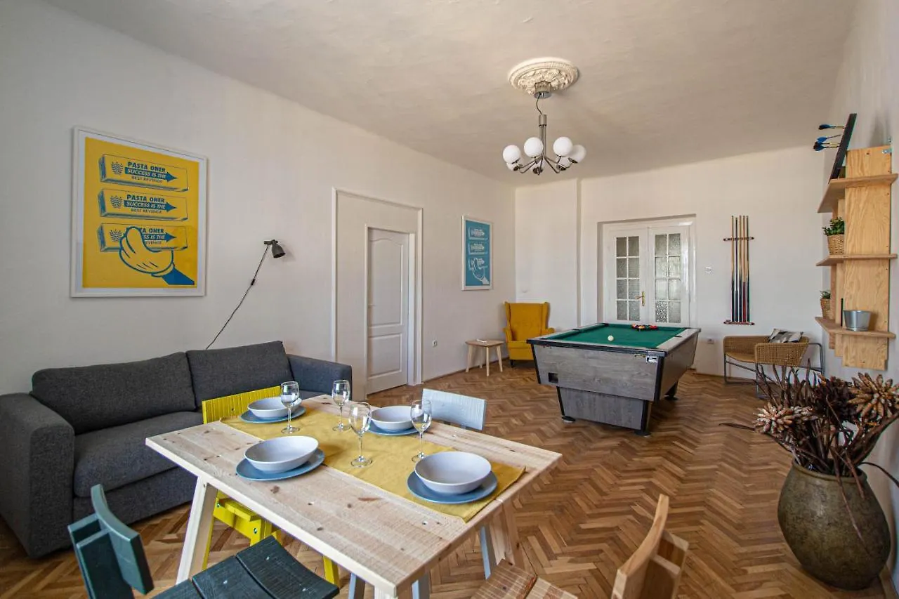 Super Central Billiard And Darts Big Apartment Praag