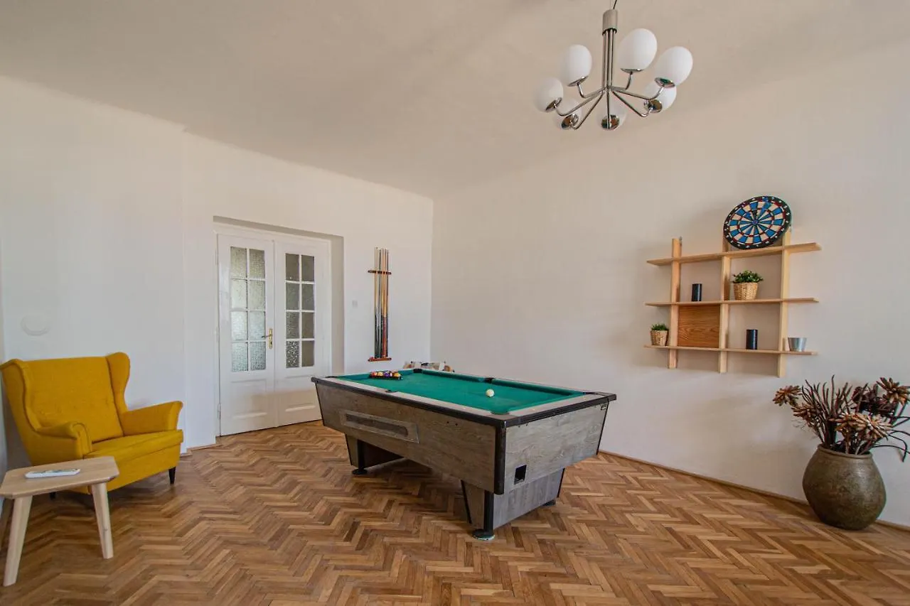 Super Central Billiard And Darts Big Apartment Praag