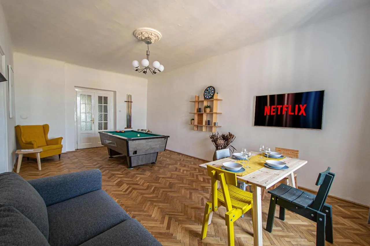 Super Central Billiard And Darts Big Apartment Praag